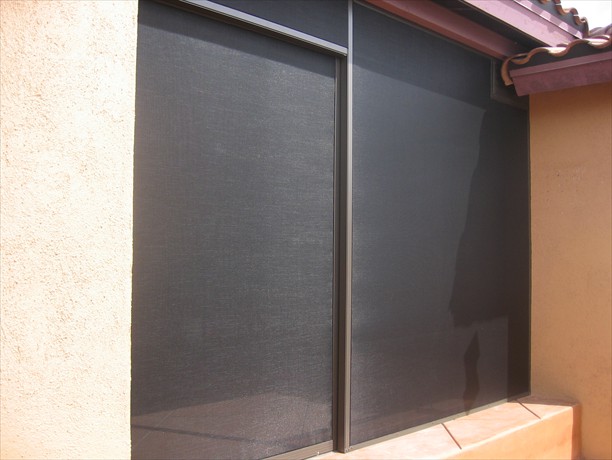 Sliding door has metal wheels