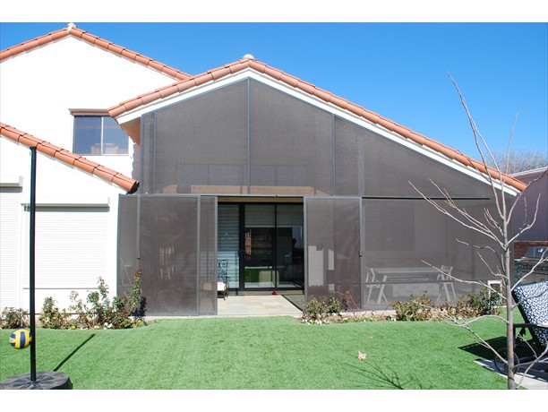 Double sliding doors, large enclosure